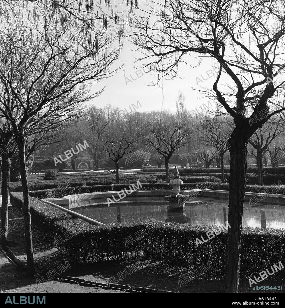 JARDINES DEL PARQUE DEL RETIRO - FOTOGRAFIA EN BLANCO Y NEGRO - AÑOS 60.
