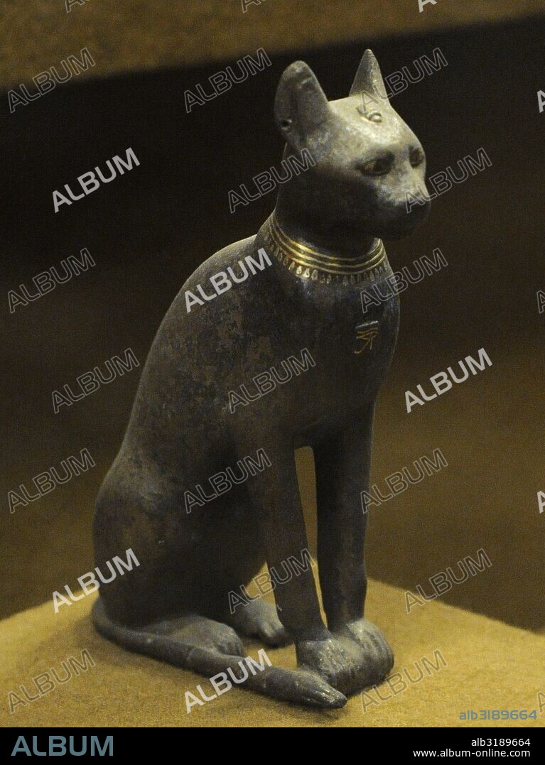 Arte Antiguo Egipto. Escultura en bronce e inscrustaciones de la Diosa Bastet o Bast, divinidad de la armonía y felicidad. Representada como gato doméstico. The State Hermitage Museum. San Petersburgo. Rusia.