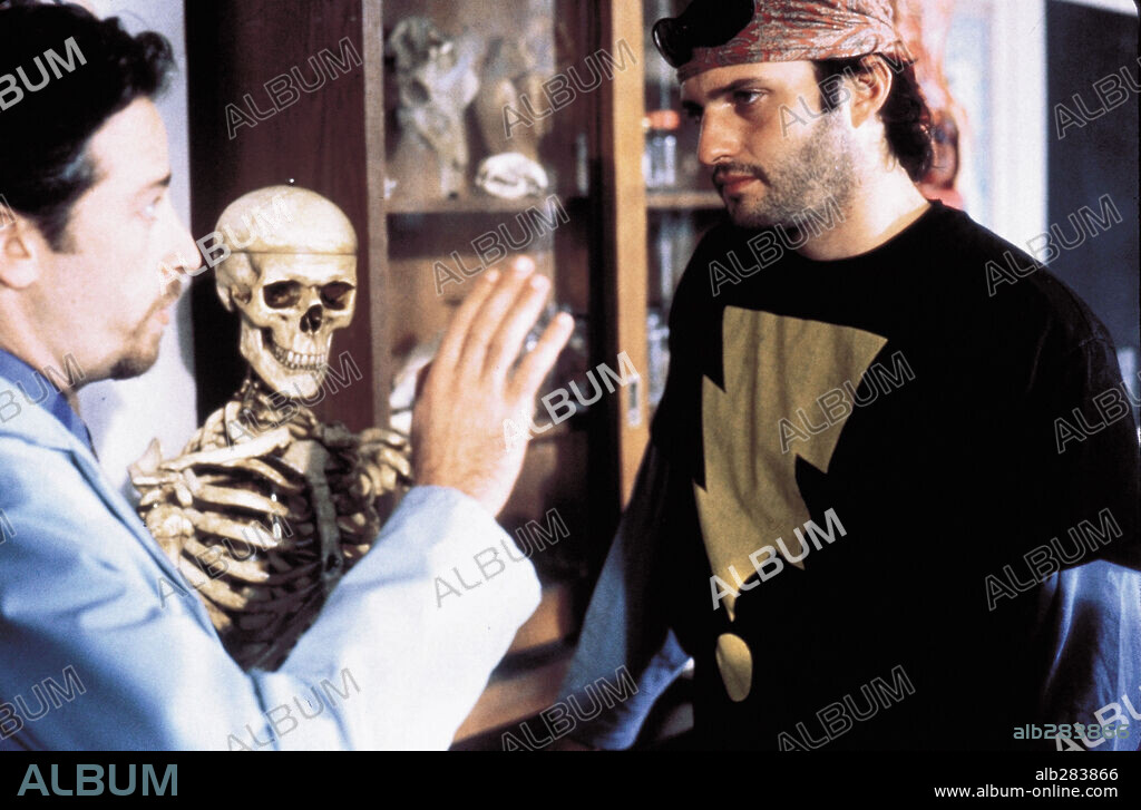 JON STEWART and ROBERT RODRIGUEZ in THE FACULTY, 1998, directed by ROBERT RODRIGUEZ. Copyright DIMENSION FILMS / TORRES, RICO.