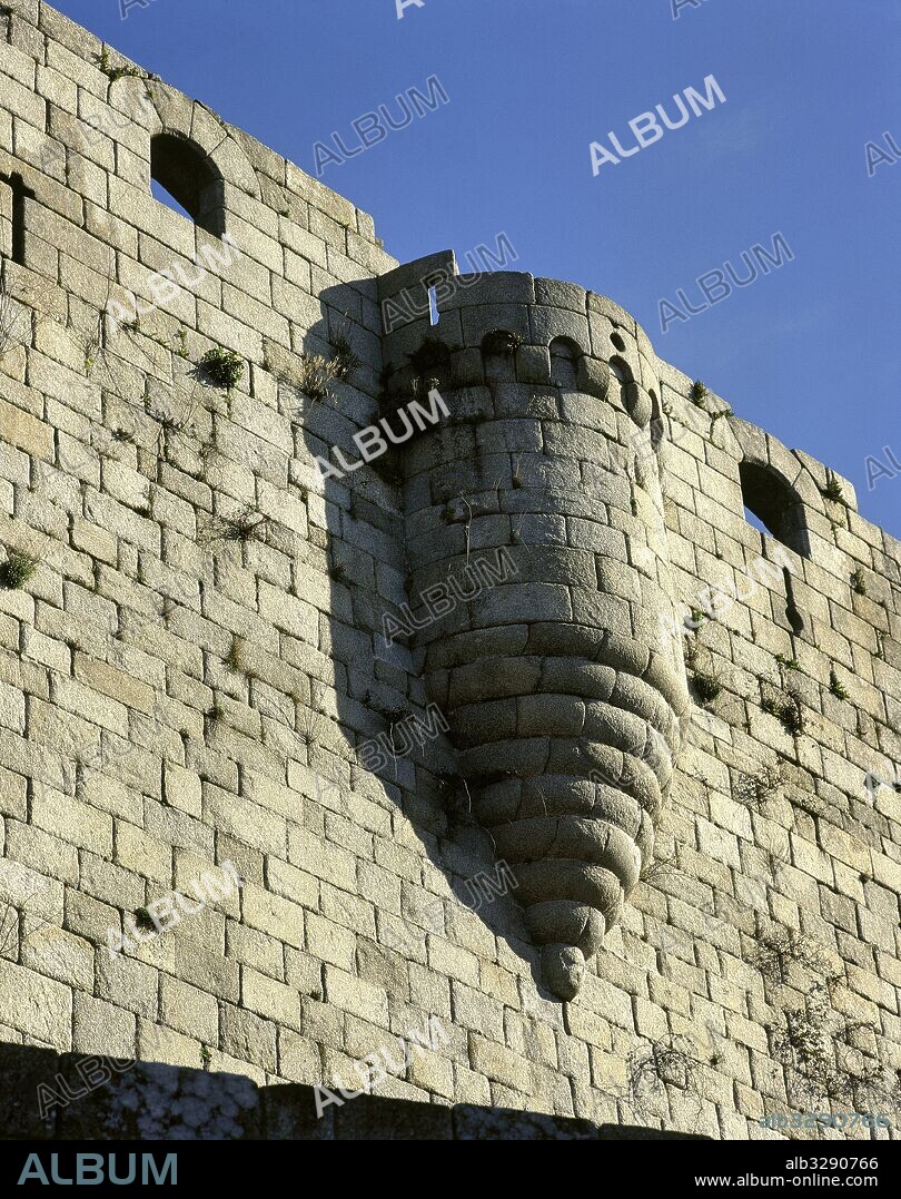 Fortaleza de los Condes de Lemos. Castillo de origen medieval. El rey Alfonso XI cedió el castillo en 1336 a Pedro Fernández de Castro, señor de Lemos y Sarria. En 1560 fué reconstruida la fortaleza por Pedro Osorio. En el siglo XVIII pasó a manos de la Casa de Alba. Detalle de una de las garitas de vigilancia. Castro Caldelas. Provincia de Ourense. Galicia. España.