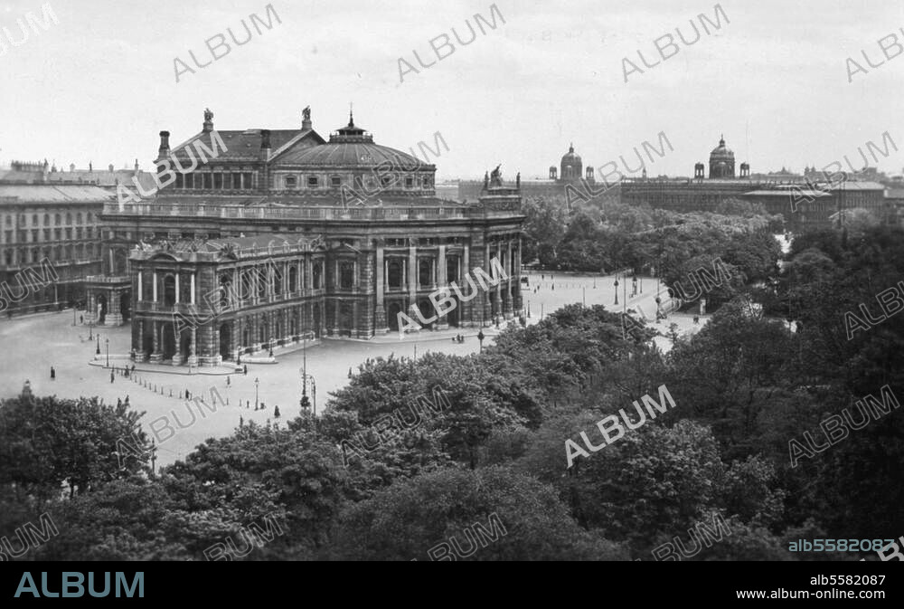 Wien (Österreich), 1. Bezirk, Burgtheater, Dr.-Karl-Lueger-Ring 2. (erb. 1874-88; Arch: Karl Hasenauer nach Plänen von Gottfried Semper). - Außenansicht. Foto, um 1925.