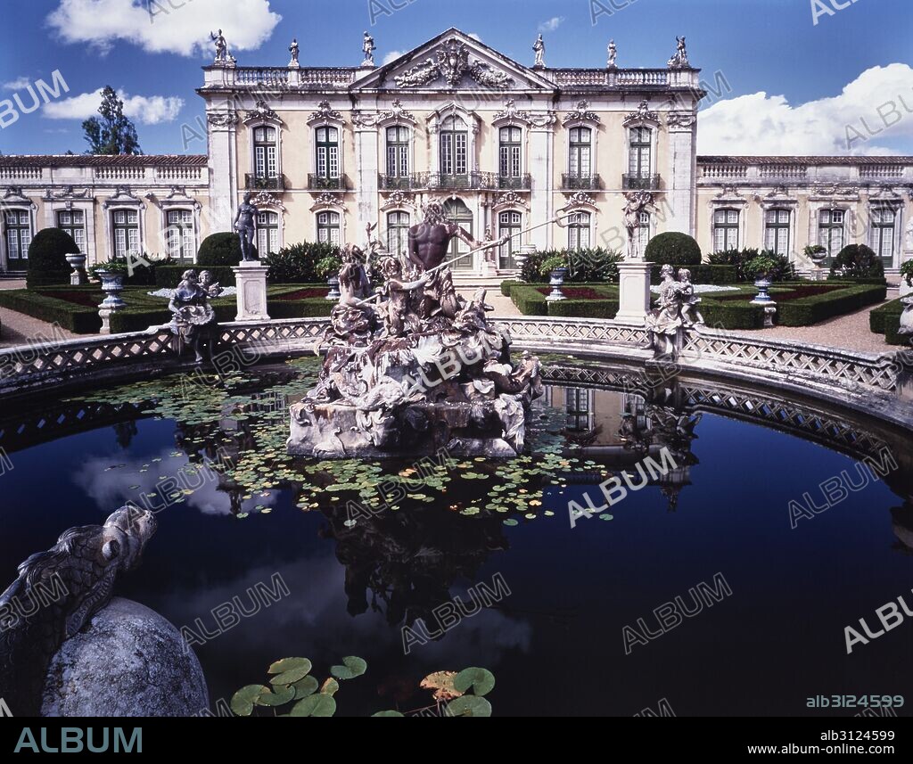 Palacio Nacional, Queluz. Siglo XVIII. Conjunto exterior de la Fachada Sur (Fachada de Ceremonias) con la Fuente de Neptuno. Portugal.