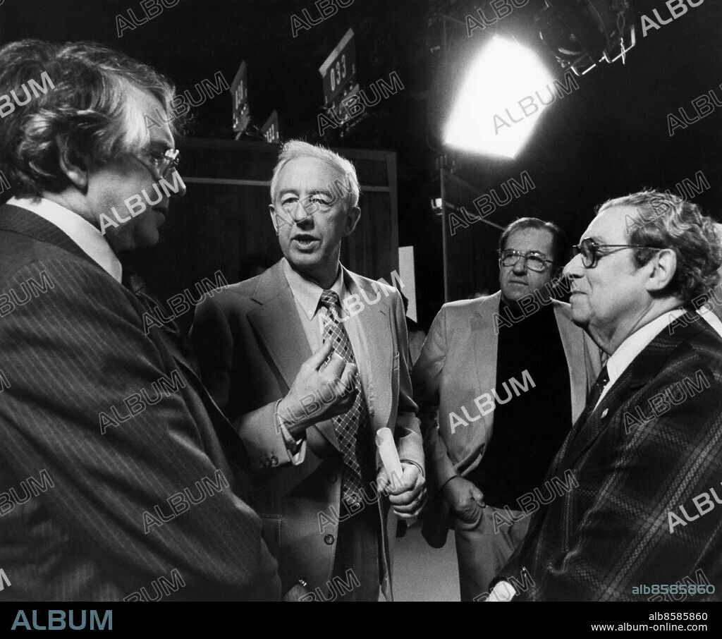 STOCKHOLM 1979-12-12. Bengt Feldreich (i mitten), TV-producent, samtalar med Sheldon Glashow (t.v.), nobelpristagare i fysik, och Herbert Brown (t.h.), nobelpristagare i kemi, före inspelningen av Snillen spekulerar.. Foto: Gunnar Lantz / SvD / TT / Kod: 11014.