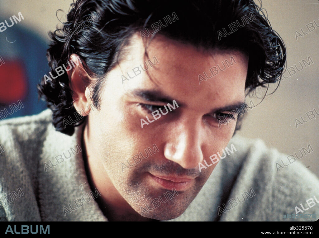 ANTONIO BANDERAS in OF LOVE AND SHADOWS, 1994, directed by BETTY KAPLAN. Copyright WARNER BROTHERS.