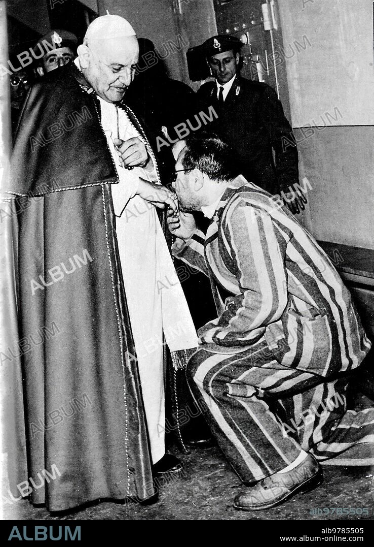 1958. Preso besando el anillo del Papa Juan XXIII en una visita a una cárcel de Roma por Navidad.