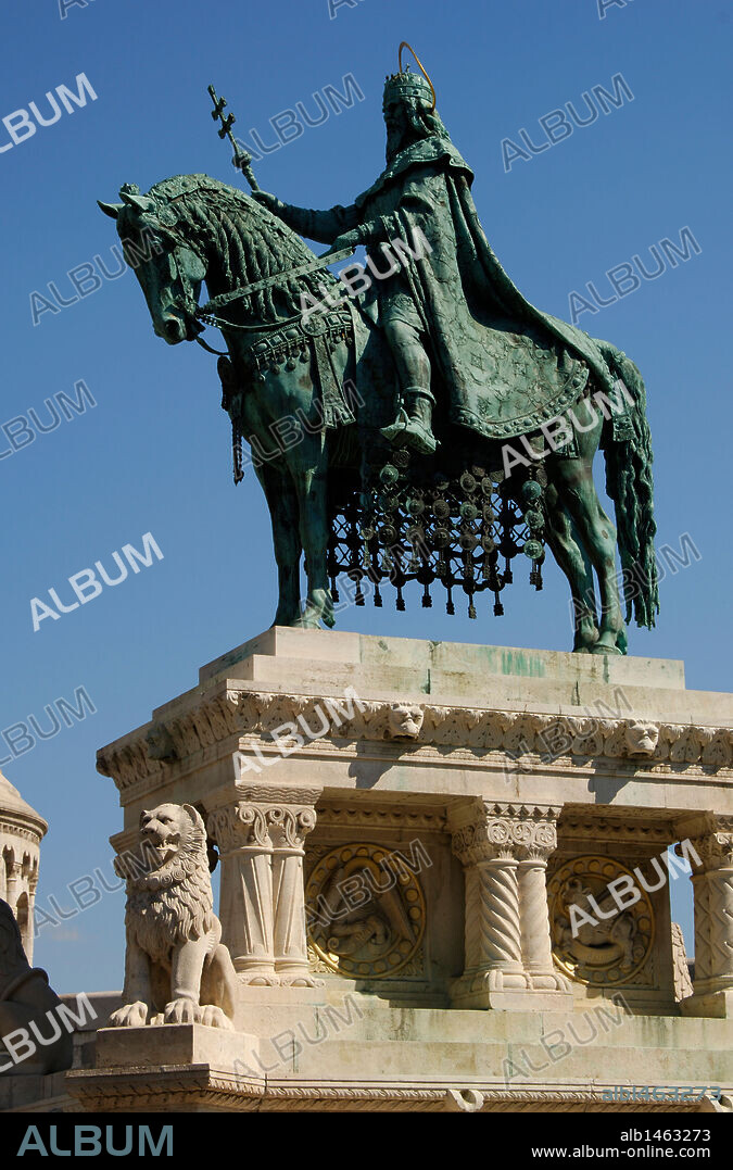 ESTEBAN I DE HUNGRIA o SAN ESTEBAN (969-1038). Primer rey cristiano de Hungría (1000-1038). Estatua ecuestre del monarca frente al Bastión de los Pescadores. Budapest. Hungría.