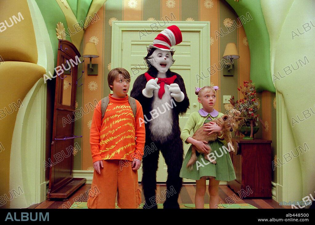 DAKOTA FANNING, MIKE MYERS and SPENCER BRESLIN in DR. SEUSS' THE CAT IN THE HAT, 2003, directed by BO WELCH. Copyright UNIVERSAL STUDIOS/DREAMWORKS / GORDON, MELINDA SUE.