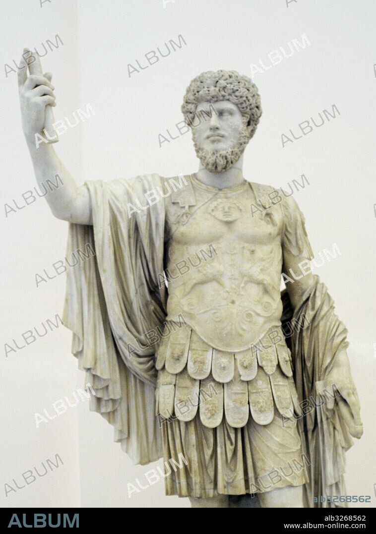 LUCIO VERO (Lucius Ceionius Commodus Verus Armeniacus) (130-169). Emperador romano (161-169). S. II. Dinastía Antonina. Torso de la época Julio-Claudia. Retrato de 160-161 d. C. Colección Farnese. Museo Arqueológico Nacional. Nápoles. Italia.