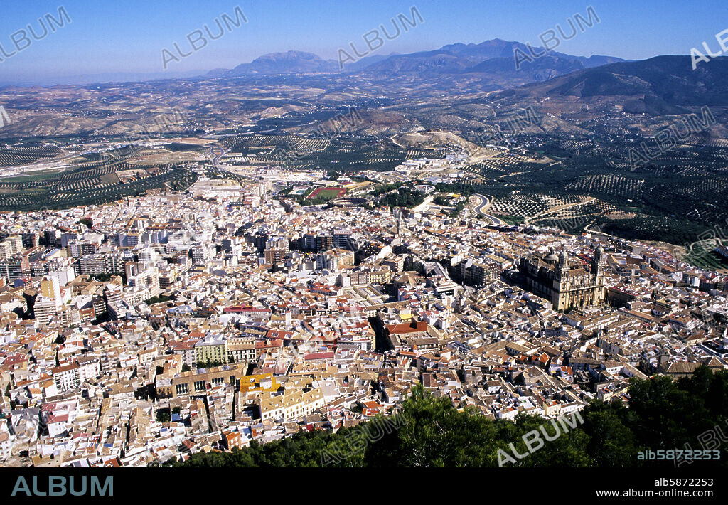 Jaén, vista aérea desde el Castillo; ciudad y catedral.