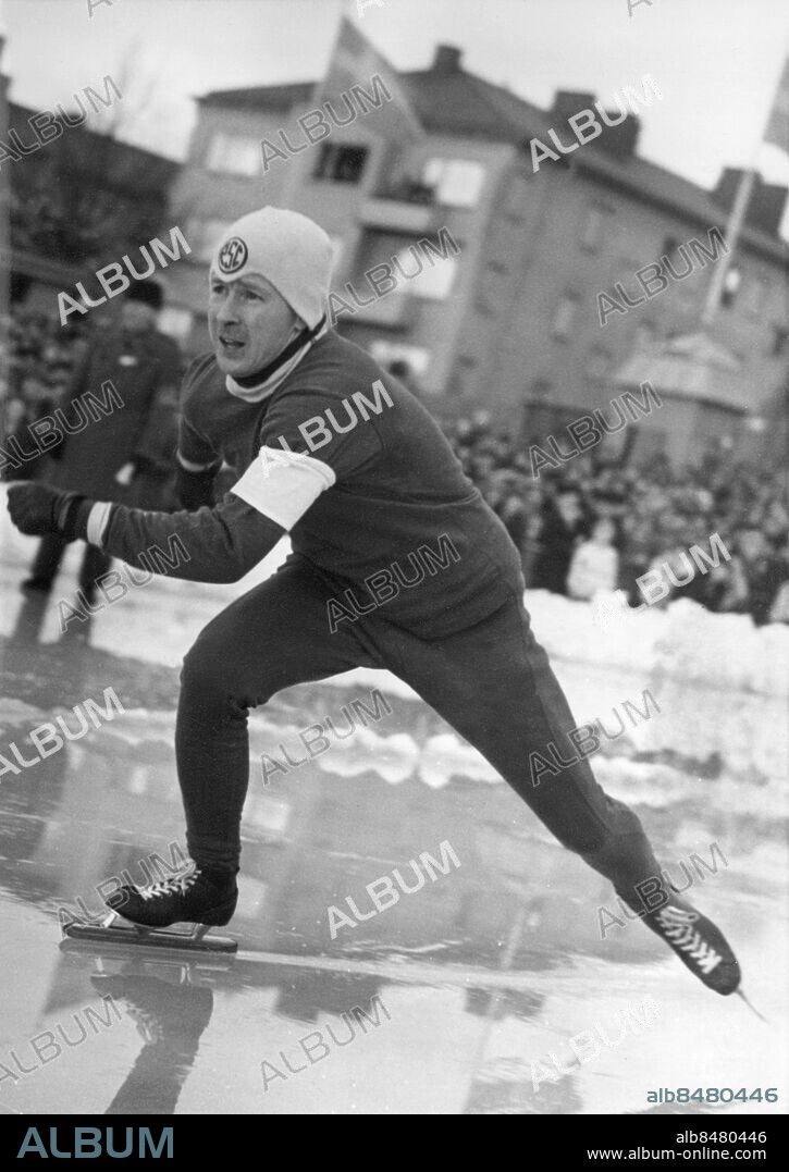Orig. bildtext... VM PÅ SKRIDSKO I ESKILSTUNA. VM-tävlingarnas största överraskning av lille amerikanen Johnny Werket som ganska länge höll norrmannen stången. Här ses han under 1500-metersloppet. Anm. Is Snö Taggad Koncentration CD476 persons: JOHNNY WERKET sites: USA *;SVERIGE;ESKILSTUNA.