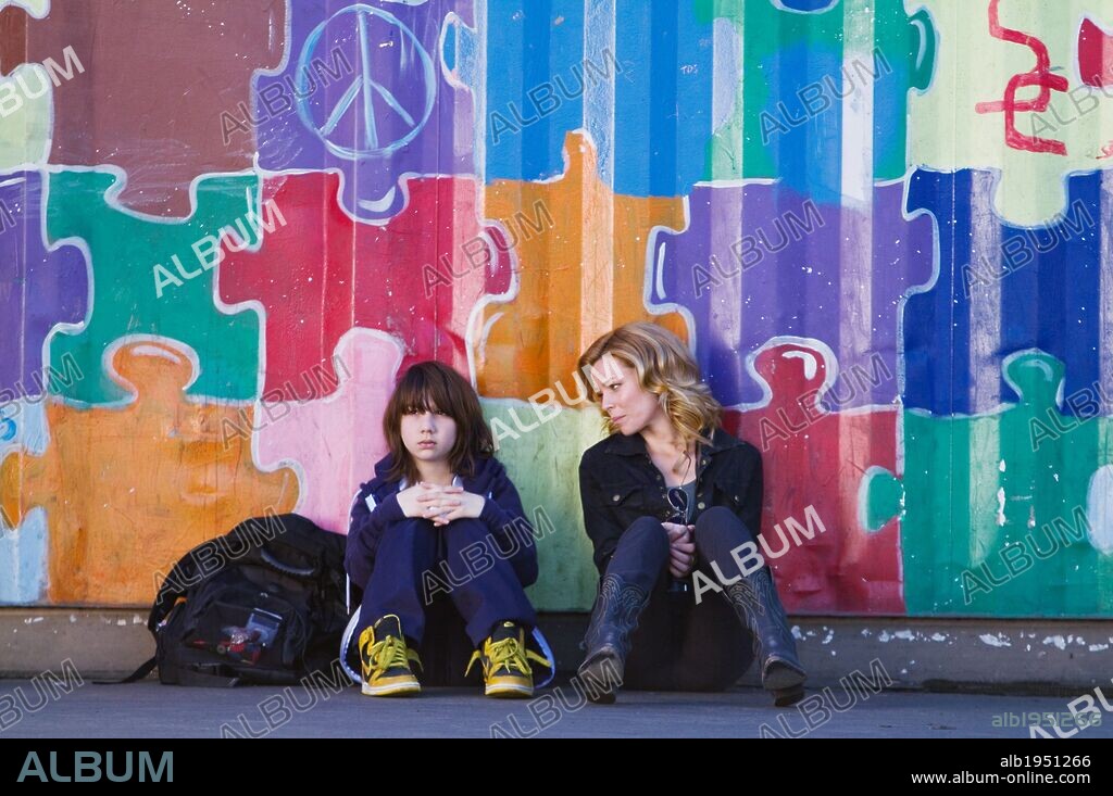 ELIZABETH BANKS and MICHAEL HALL D'ADDARIO in PEOPLE LIKE US, 2012, directed by ALEX KURTZMAN. Copyright DREAMWORKS SKG.