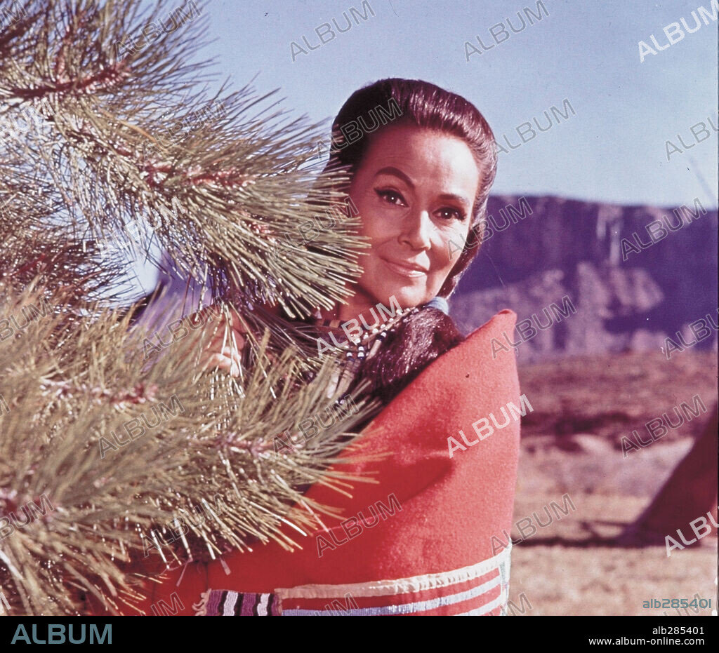 DOLORES DEL RIO en EL GRAN COMBATE, 1964 (CHEYENNE AUTUMN), dirigida por JOHN FORD. Copyright WARNER BROTHERS.