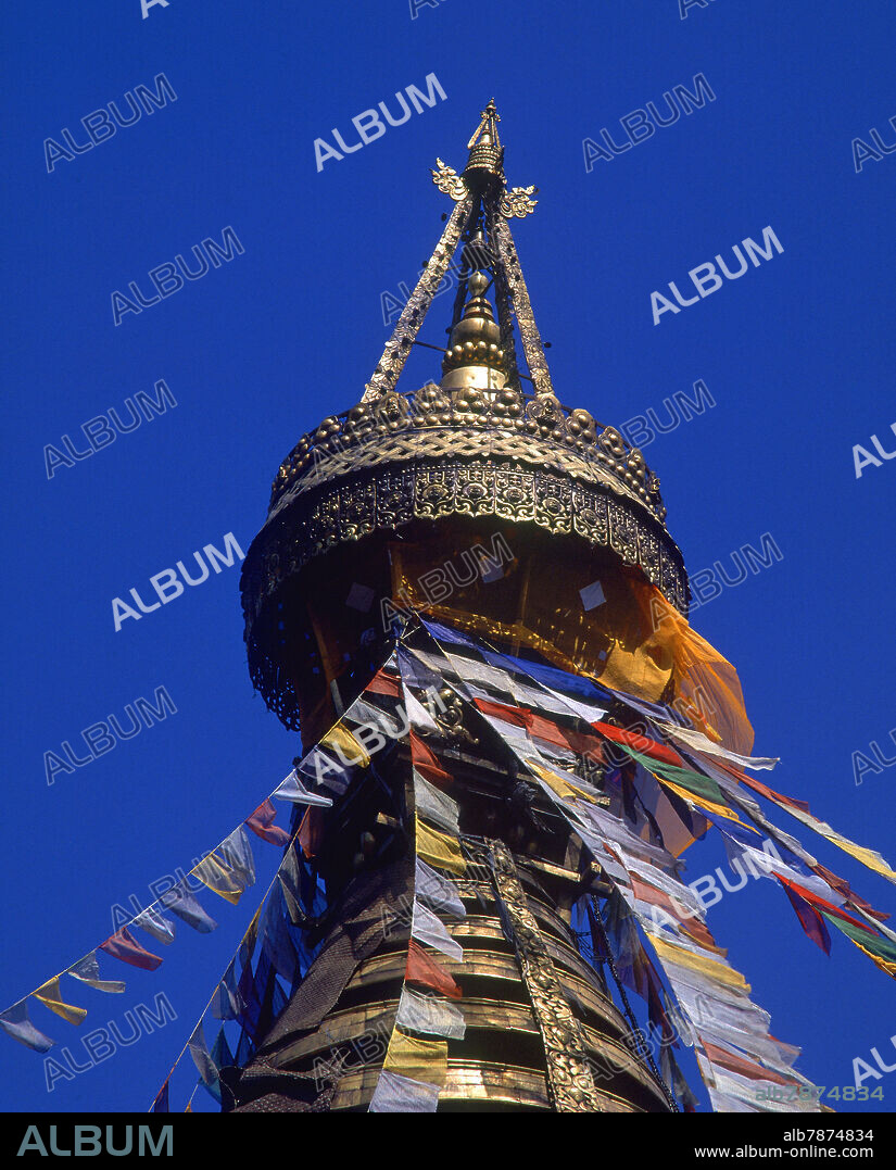 STUPA-SIMBOLO DEL LIGAM(EJE DEL MUNDO)EN EL REMATE DE MADERA.