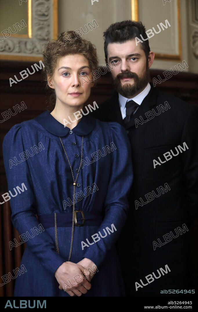 ROSAMUND PIKE und SAM RILEY in MARIE CURIE - ELEMENTE DES LEBENS, 2019 (RADIOACTIVE), unter der Regie von MARJANE SATRAPI. Copyright StudioCanal / Working Title Films / Amazon Studios.