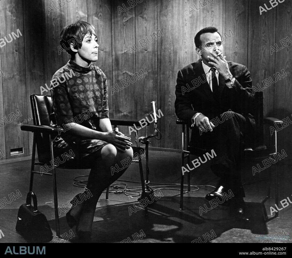 19661031.. Harry Belafonte, amerikansk sångare och skådespelare, blir intervjuad av TV-journalisten Christina Hansegård.. Foto: Bertil S-son Åberg / SVT / Kod: 5600. RiR 17969 sv/v. Mapp: Belafonte, Harry. Studiomijö.