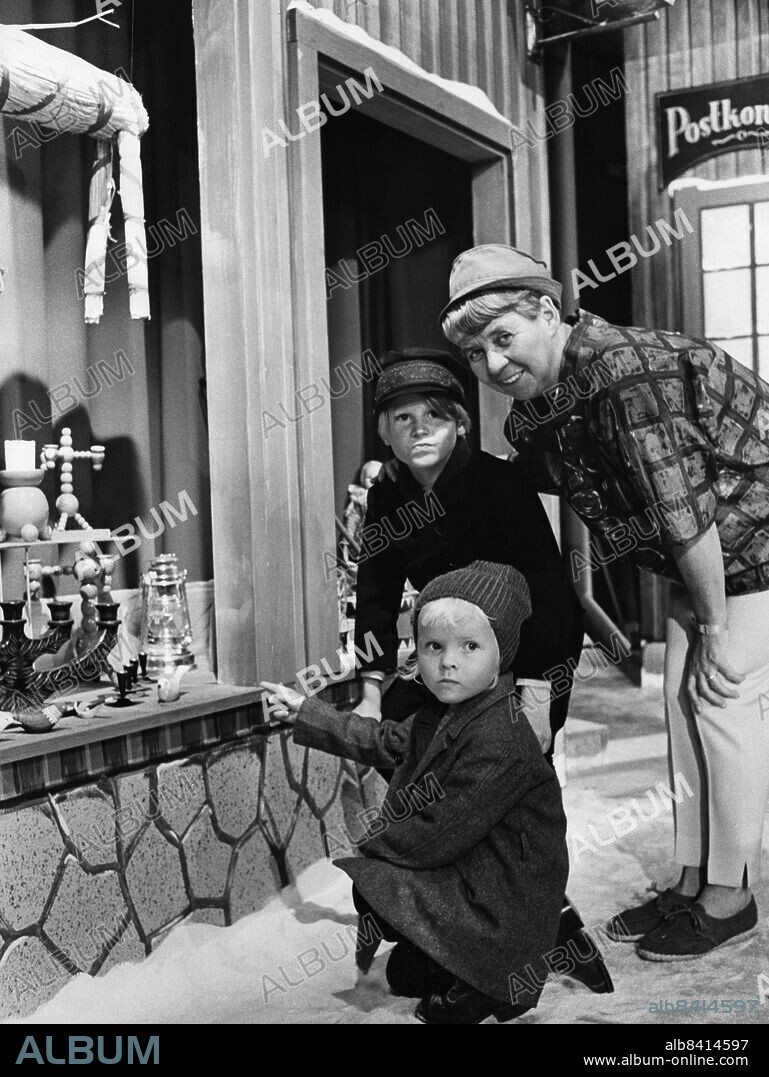 STOCKHOLM 19660706. Inspelning av 1966 års julkalender "En småstad vid seklets början ". Farmor, för tillfället klädd i civila kläder, spelad av Dagmar Olsson, tillsammans med sina barnbarn, spelade av Anna-Christina Björk och Ted Gärdestad. Foto: Åke Malmström DN / SCANPIX / Kod:37. ** SVD OUT **.