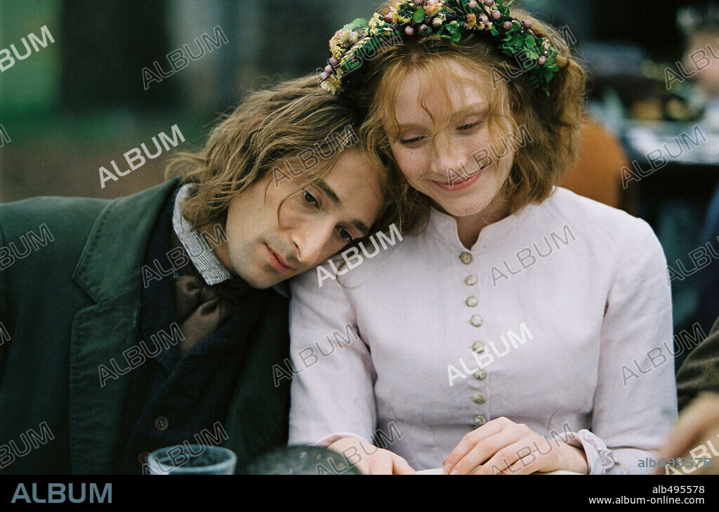 ADRIEN BRODY and BRYCE DALLAS HOWARD in THE VILLAGE, 2004, directed by M. NIGHT SHYAMALAN. Copyright TOUCHSTONE PICTURES.