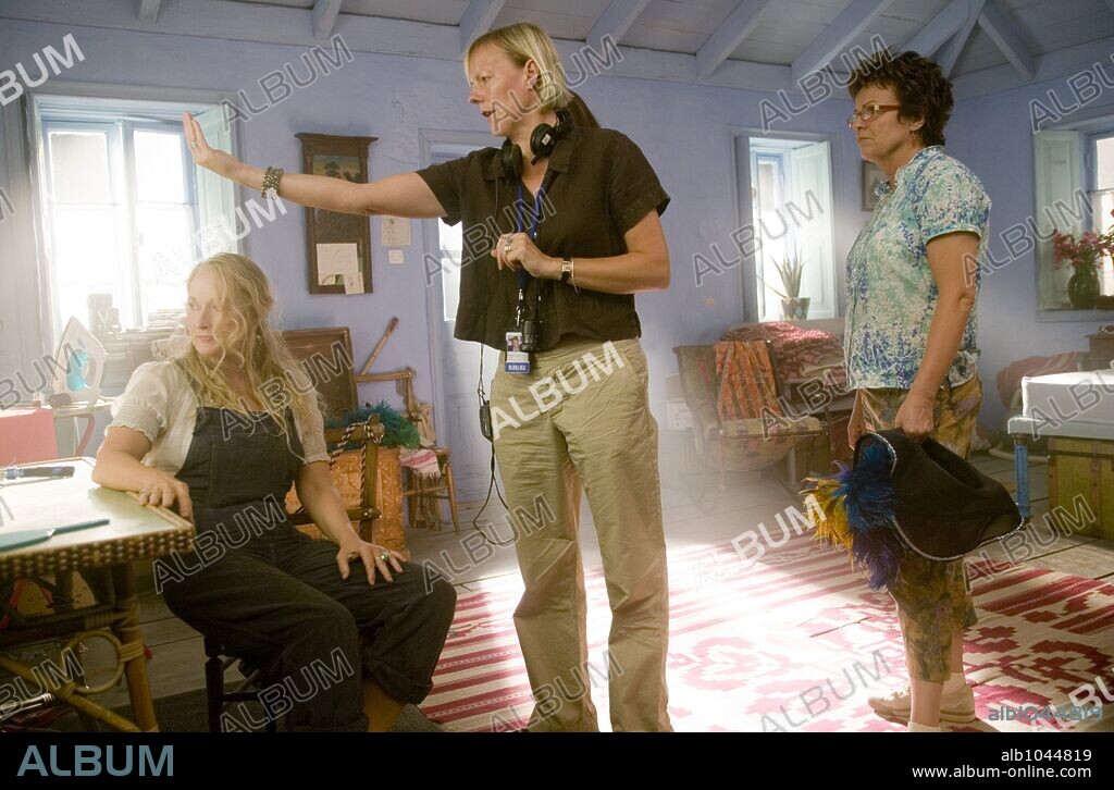 JULIE WALTERS, MERYL STREEP y PHYLLIDA LLOYD en MAMMA MIA! LA PELICULA, 2008 (MAMMA MIA!), dirigida por PHYLLIDA LLOYD. Copyright LITTLESTAR PRODUCTIONS/PLAYTONE / MOUNTAIN, PETER.