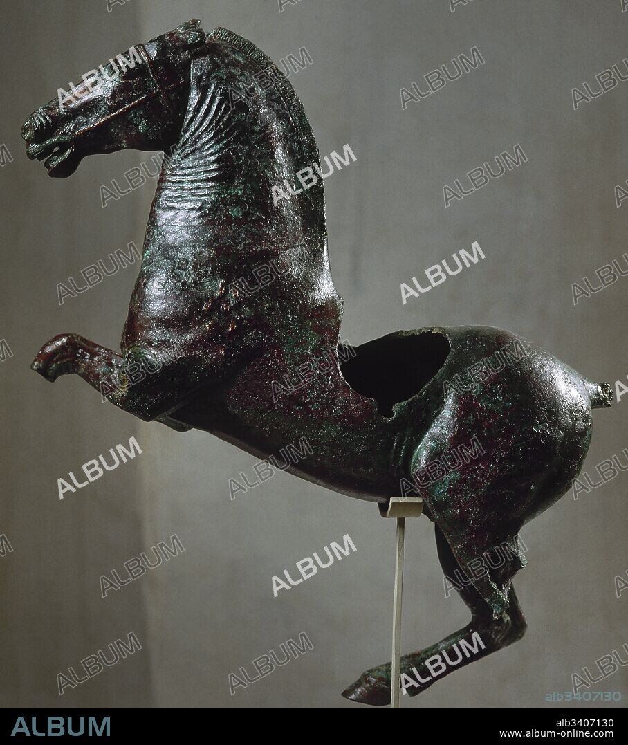 Caballo al galope. Escultura de época romana que posiblemente sirvió de exvoto o de elemento decorativo. Representa a un caballo herido. Altura: 0,51 m, longitud: 0,45 m. Bronce fundido. Fue hallado en 1924 en Mérida. Museo Nacional de Arte Romano. Mérida. Provincia de Badajoz. Extremadura. España.