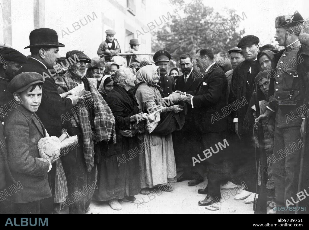 Febrero 1915. Del homenaje al doctor Esquerdo. Los Hijos del doctor Esquerdo Repartiendo Limosnas A los Pobres con motivo de la inauguración del monumento en memoria de su padre en Villajoyosa (Alicante). Foto: Manuel Cantos.