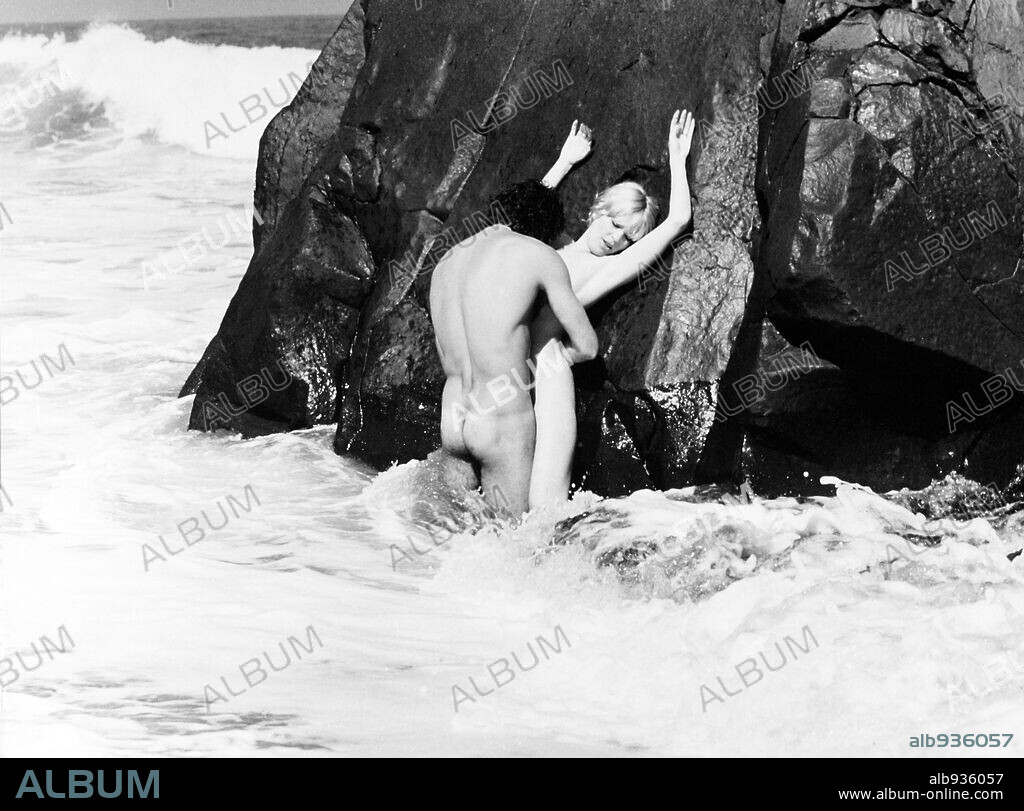 BARBARA REY en DESNUDA ANTE EL ESPEJO, 1977 (TEUFELSCAMP DER VERLORENEN FRAUEN), dirigida por HUBERT FRANK. Copyright TECISA.