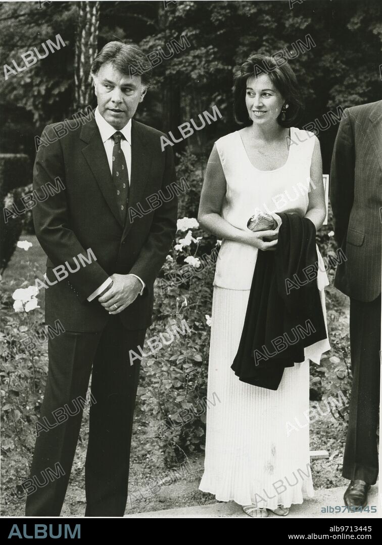 Madrid, 06/24/1987. Reception of the Royal Family in Campo del Moro on the occasion of Saint John's Day. In the image, Felipe González and his wife, Carmen Romero.