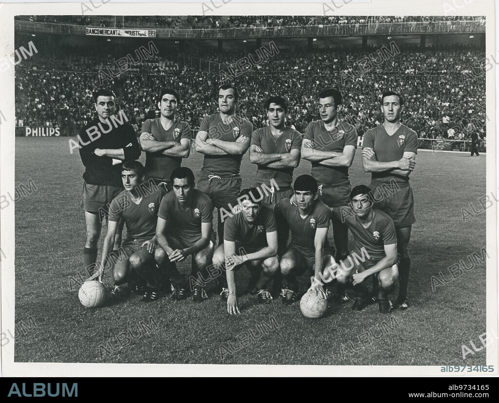 Madrid, 15/06/1968. Partido de Copa del Generalísimo disputado entre el Real Madrid y el Real Zaragoza, vuelta de cuartos de final en el Santiago Bernabéu. El partido acabó con el resultado, Real Madrid 2, Real Zaragoza 0, metiendo el Real Madrid un gol en cada tiempo. En la imagen, la alineación zaragozista: Yarza; Irusquieta, Santamaría, Reija, Pais, JM. González (de pie) y Moya, Santos, Bustillo, Fontenla e Hidalgo (agachados).