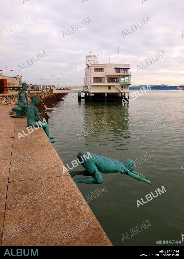 JOSÉ COBO CALDERÓN. Escultura los Raqueros del escultor Jose Cobo Calderon, muelle Calderon, Santander.