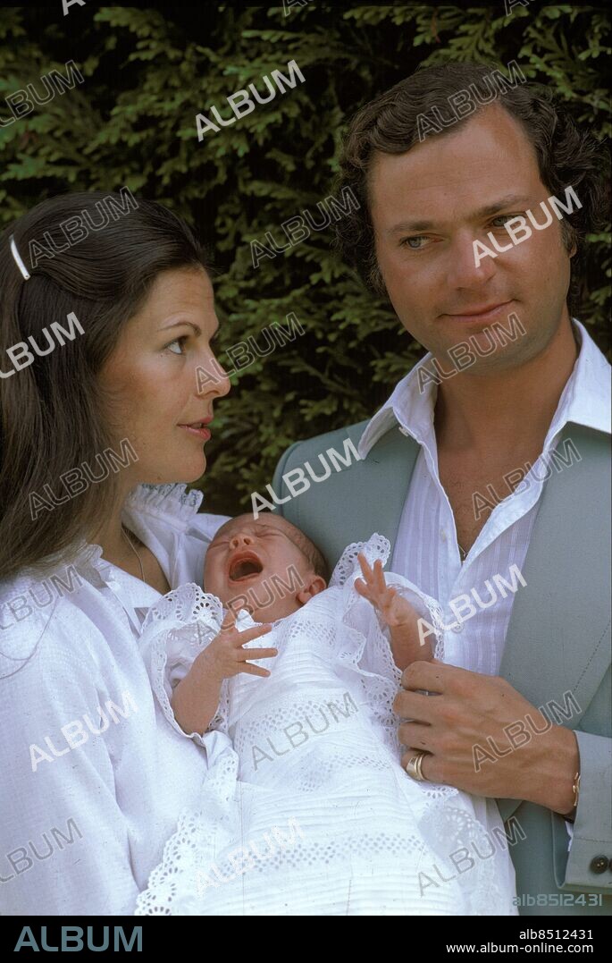 FILE 19770801. The Swedish Royal family King Carl XVI and Queen Silvia poses for photographers with their three week old first child Princess Victoria at the royal family's summer residence Solliden on the Swedish province island Oland in the Baltic sea on August 1, 1977. Swedish government changed the heir apparent in 1980 and first born Princess Victoria became the heir of the throne.. Photo: Jan Collsioo / SCANPIX SWEDEN / Code: 1001 *** Local Caption *** 00152017.