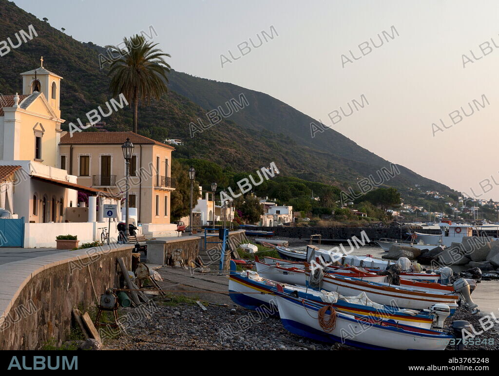 Fishing boats on the rocky beach in Lingua, Salina, The Aeolian Islands, UNESCO World Heritage Site, off Sicily, Messina Province, Italy, Mediterranean, Europe.