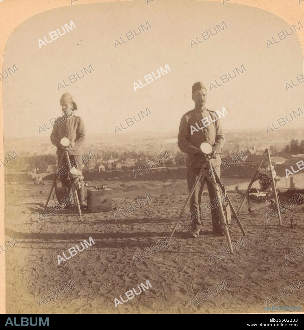 New York, Underwood and Underwood, Johannesburg, British heliographing from the Johannesburg Fort the News of the occupation - Boer War, S. Africa, Two British soldiers with heliographs at the fort on Constitution Hill in Johannesburg, New York (city), verso - printed, stereograph, stereo photo, photographs, Works and Studios ~, Arlington, NJ Littleton, NH Washington, DC, recto - printed, 113, Copyright 1901 by Underwood & Underwood., height 88 mm, width 178 mm, photographer, 1901 - 1901, cardboard, photographic paper, photo paper, albumen print, Publication (Event), Publication, publisher.