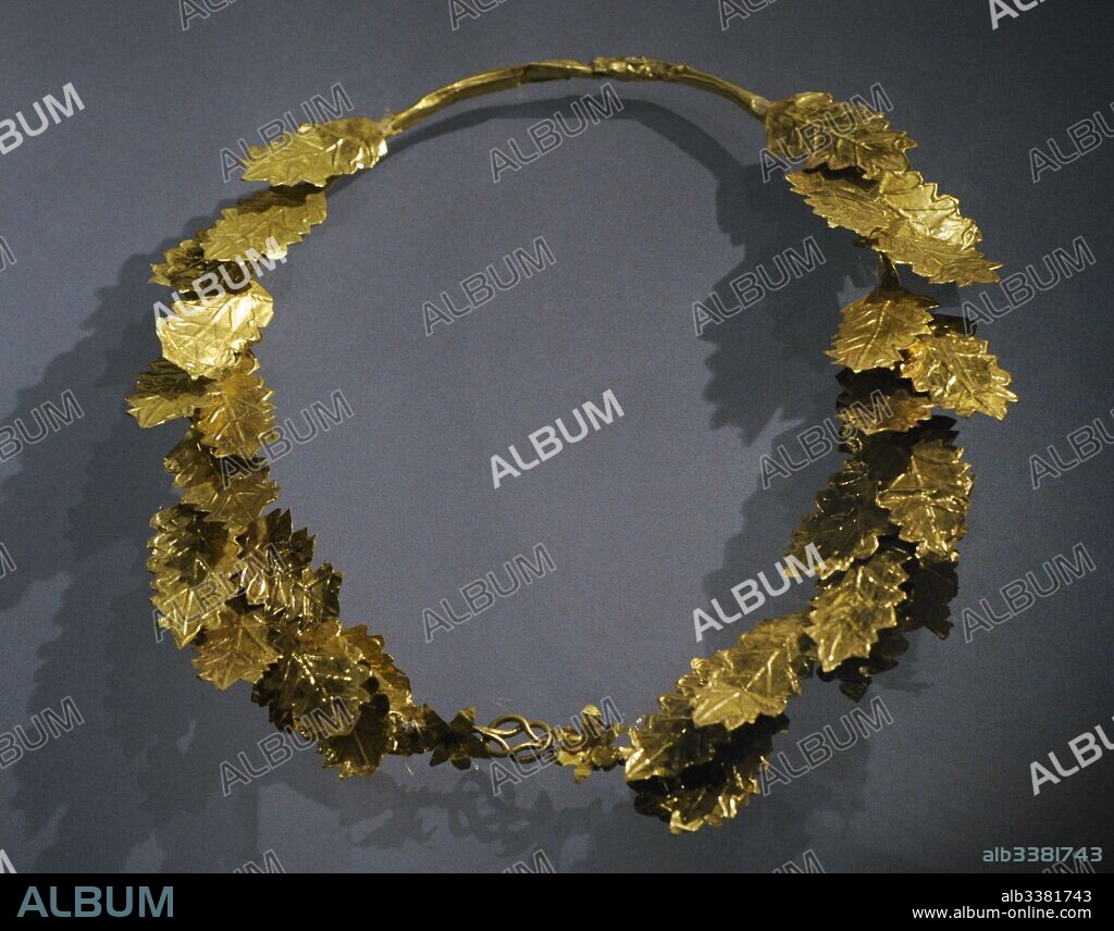 Corona de hojas de roble. 250 a. C. Procede de Potidea (Macedonia). Museo Arqueológico. Tesalónica. Grecia. Crown of oak leaves. 250 BC. From Potidea (Macedonia). Archaeological Museum. Thessaloniki. Greece.