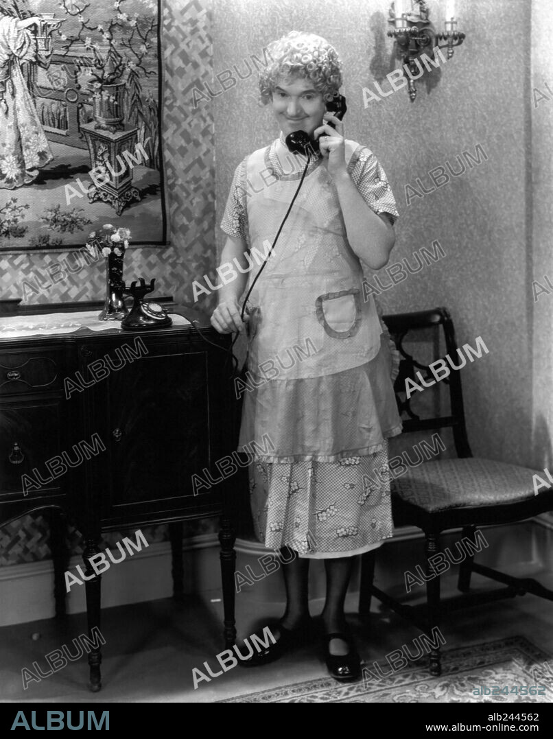 STAN LAUREL en DOS VECES YO, 1933 (TWICE TWO), dirigida por JAMES PARROTT. Copyright HAL ROACH/MGM.
