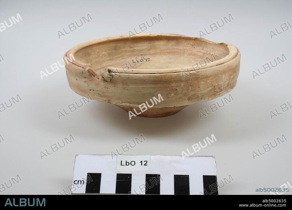 Small rubbing dish of thick smooth-walled earthenware with a vertical edge. Found in one grave with LbO 13 and 14. With a tear on the inside, rubbing plate, pottery, h: 6 cm, diam: 17.4 cm, roman, Netherlands, Limburg, Roermond, Maasniel.