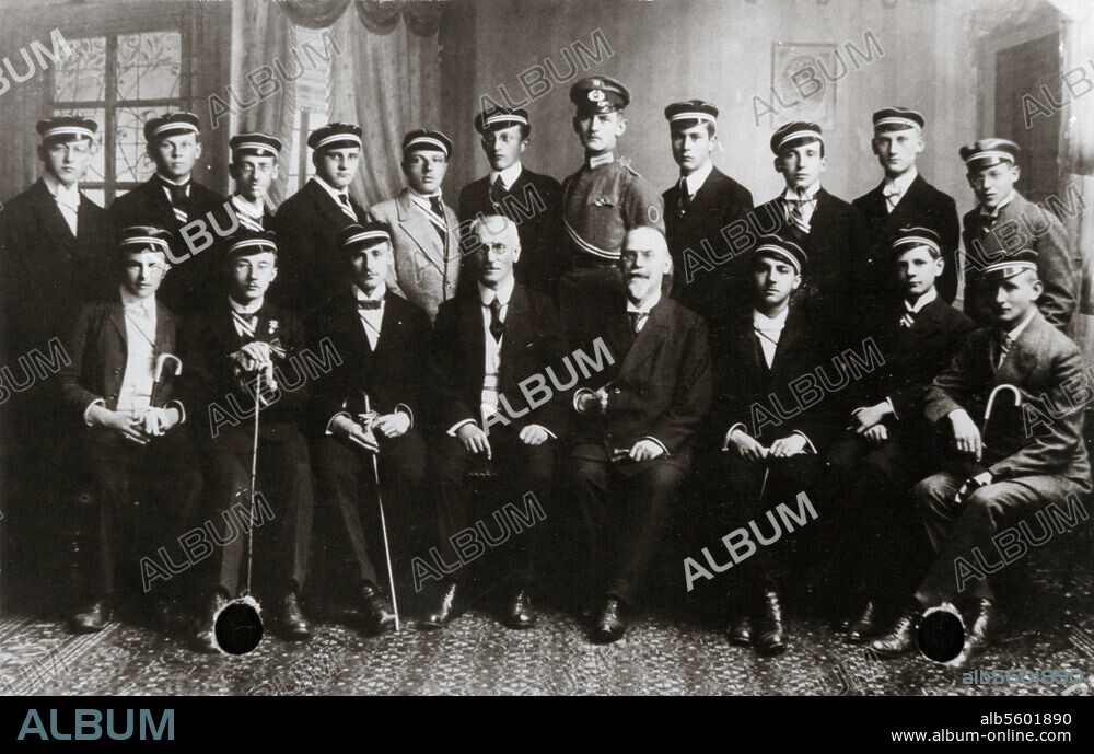 Himmler, Heinrich, Politiker (NSDAP), München 7.10.1900 - (Selbstmord) nahe Lüneburg 23.5.1945. Klassenfoto mit Himmler (sitzend 2. v. links) in Landshut. Foto, 1919 (?).
