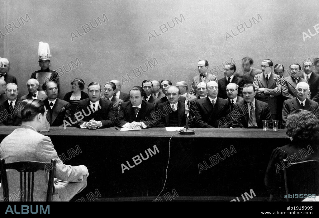 Inauguración de la Exposición de primavera en el Palacio de la Metalurgia, en Barcelona, por el alcalde Pi Sunyer y el consejero de cultura Ventura Gasol. Año 1934.
