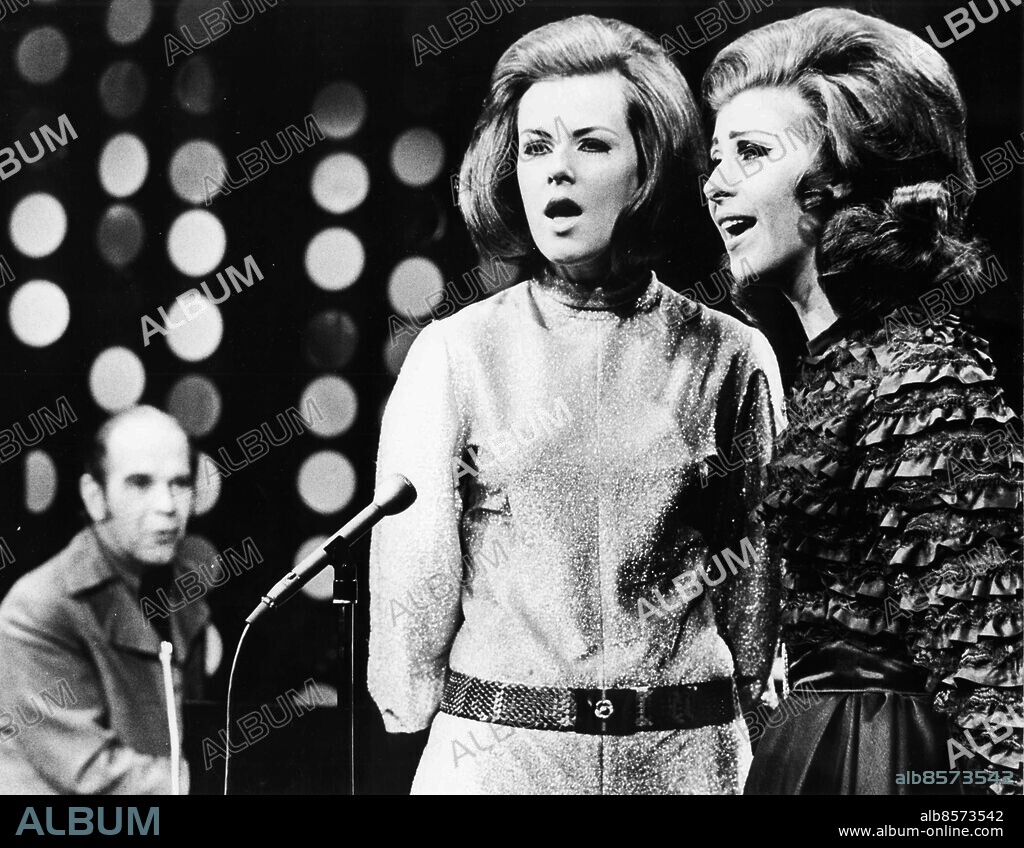 Göteborg 1970-talet. Anni-frid Lyngstad oxh Mona Thelmé sjunger och i bakgrunden ackompanjerar Charlie Normann *** Local Caption *** Foto: Pelle Lund. KAMERAREPORTAGE.