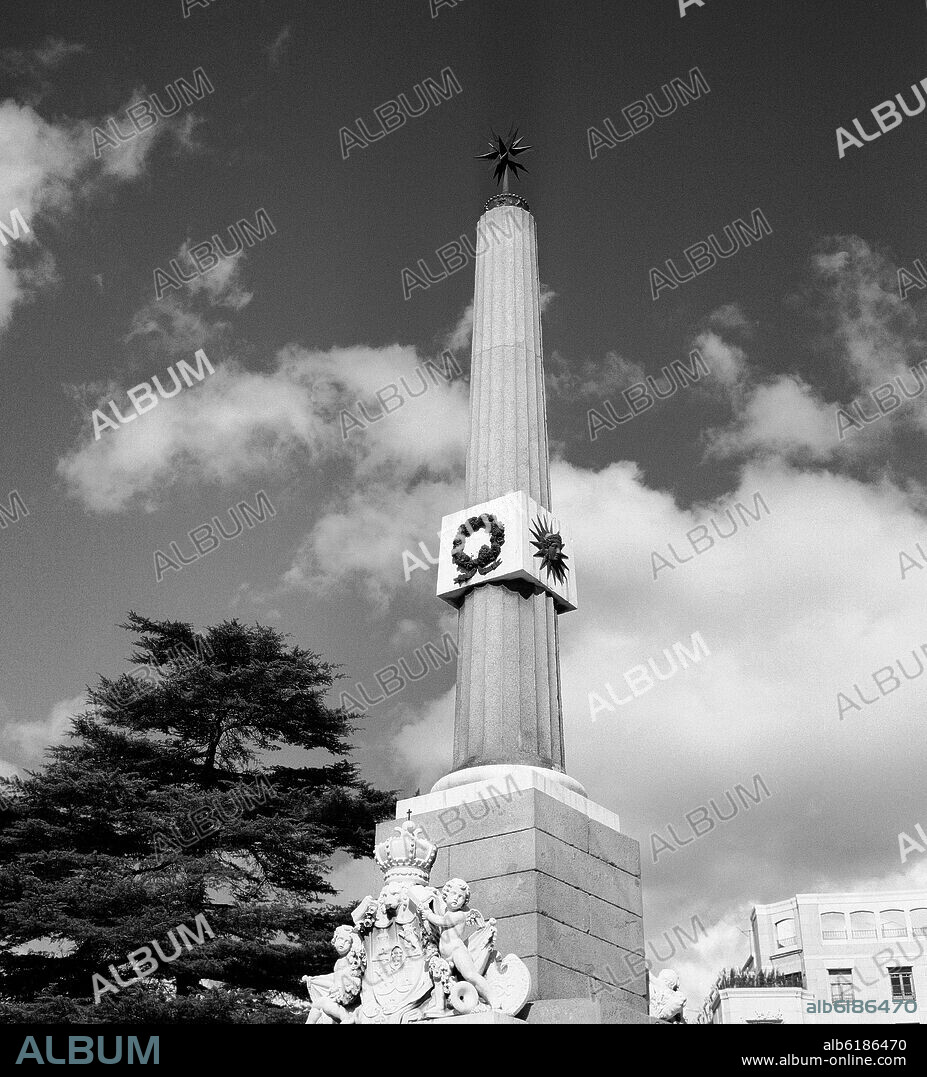 FRANCISCO JAVIER DE MARIATEGUI (1775-1843). OBELISCO DE LA CASTELLANA EN LA PLAZA MANUEL BECERRA HOY EN EL PARQUE DE ARGANZUELA -  ECULPIDO POR JOSE TOMAS B/N  FOTO AÑOS 60.