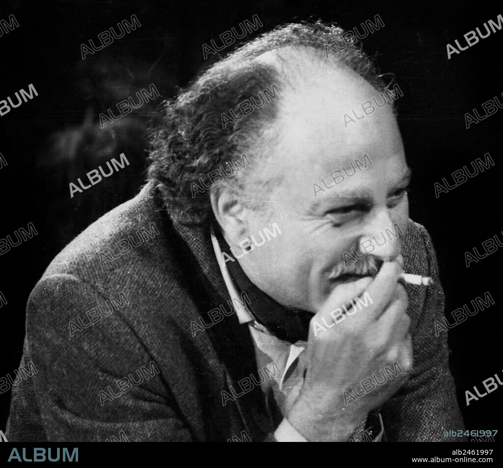 French presenter Michel Polac (1930 - 2012), presenting his TV Programme 'Droit de reponse', december 1981.