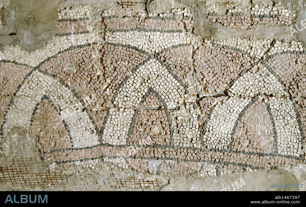 ARTE ROMANO. REPUBLICA DE ALBANIA. Fragmento de un MOSAICO en el patio exterior del Museo de las Ruinas de Butrinto.