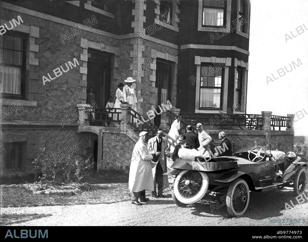 Septiembre 1917. Los Reyes en Zarauz
S.M. el Rey  (X) en el momento de llegar al hotel de los
Duques de Santoña(2 y 3) donde les Esperaba S.M.
La Reina.