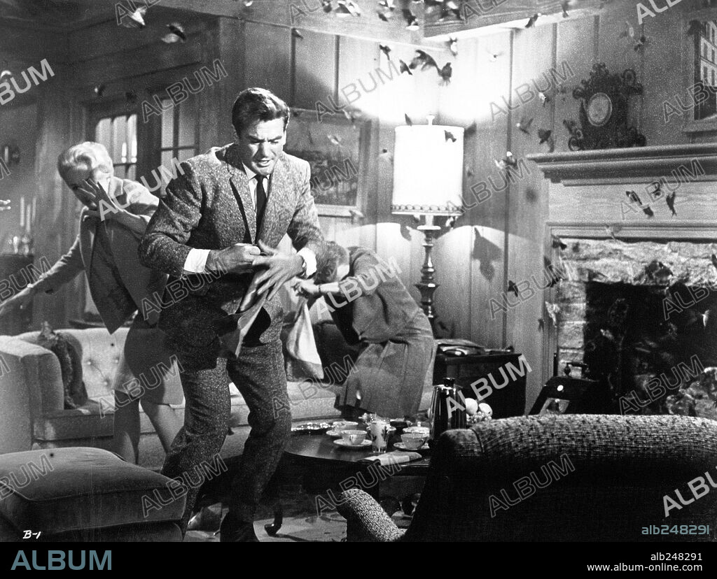ROD TAYLOR and TIPPI HEDREN in THE BIRDS, 1963, directed by ALFRED HITCHCOCK. Copyright Alfred J. Hitchcock Productions.