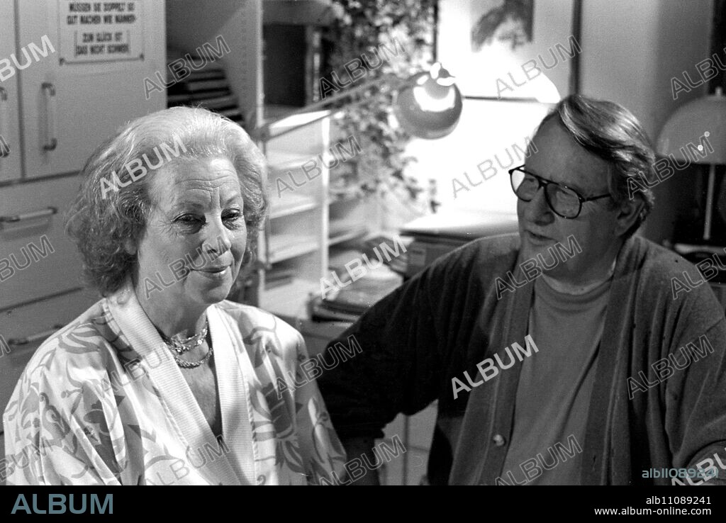 HELLO, DOCTOR / D / Ines Anna Krämer Scene with RUTH KAPPELSBERGER (Dr. Irene Absmeier) and GERD FITZ (Franz Absmeier). / Headline: HELLO, DOCTOR / D.