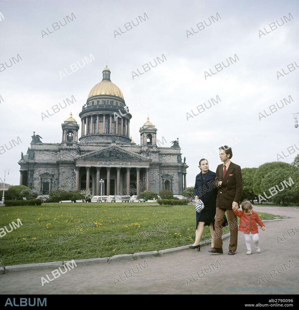 Conductor Yuri Temirkanov with family on Saint Isaac's Square.