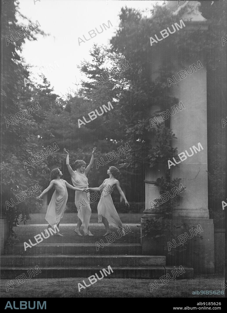 ARNOLD GENTHE. Denishawn dancers, 1927 or 1928.