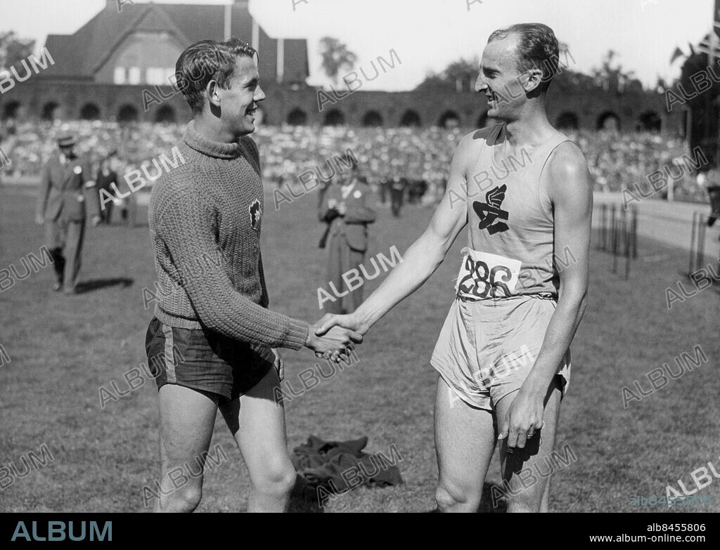 Orig. bildtext... S.M. I ALLMÄN IDROTT. Sten Pelle gratulerar Håkan Lidman. 25-8-35 Anm. Sten Sten-Pelle Pettersson, 1902-1984, svensk friidrottare, speciellt häcklöpare. H Lidman, 1915-2000, svensk löpare, speciellt på 110 m häck. Vann 14 SM, finalist i OS 1936 och 1948. Profiler Nummerlappar 286 Emblem Stickad tröja Handslag Vänner Kortbyxor Idrottsmän Idrottskläder Stockholms stadion CD544 persons: STEN PETTERSSON;HÅKAN LIDMAN sites: STOCKHOLM;SVERIGE.