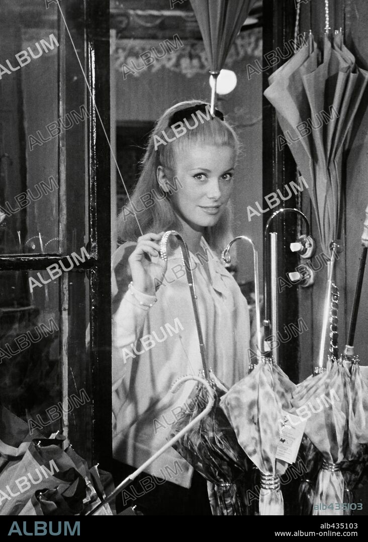 Catherine Dorléac. CATHERINE DENEUVE dans LES PARAPLUIES DE CHERBOURG, 1964, réalisé par JACQUES DEMY. Copyright PARC FILMS.