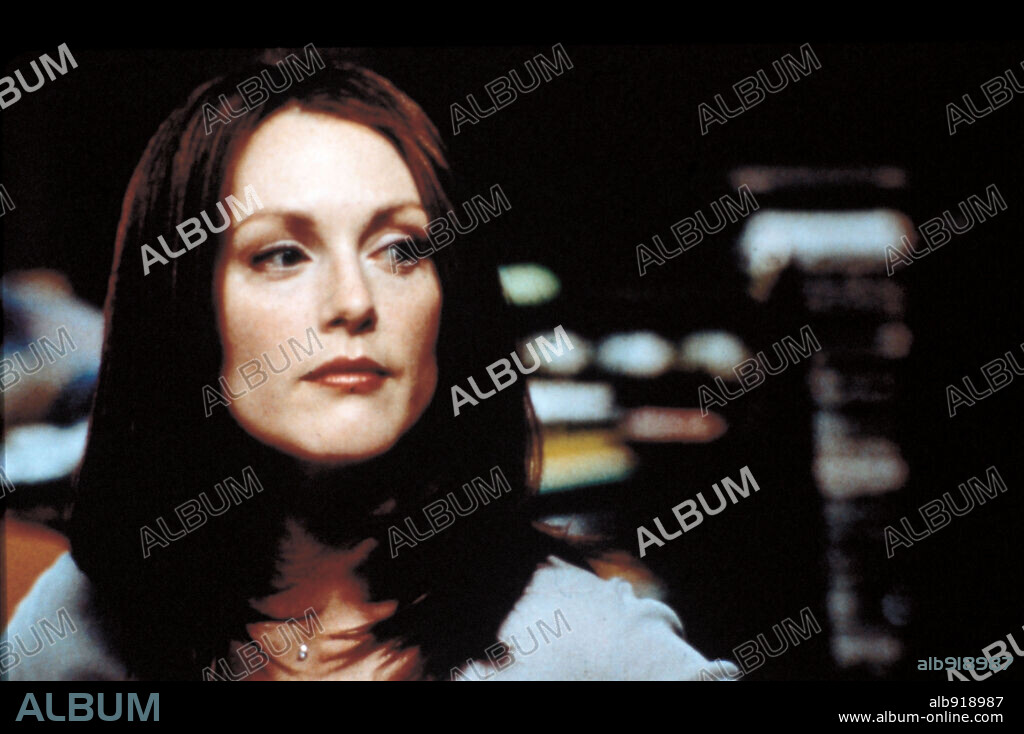 JULIANNE MOORE in MAGNOLIA, 1999, directed by PAUL THOMAS ANDERSON. Copyright NEW LINE CINEMA.