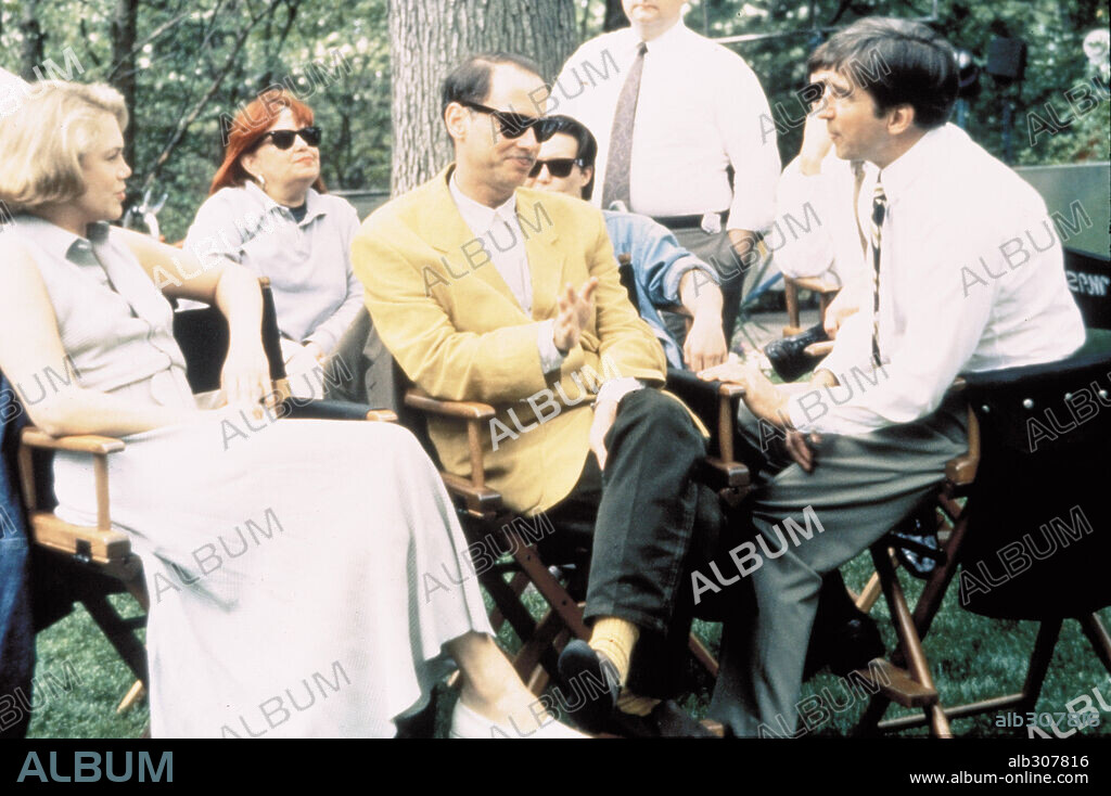 JOHN WATERS, KATHLEEN TURNER and SAM WATERSTON in SERIAL MOM, 1994, directed by JOHN WATERS. Copyright SAVOY PICTURES.
