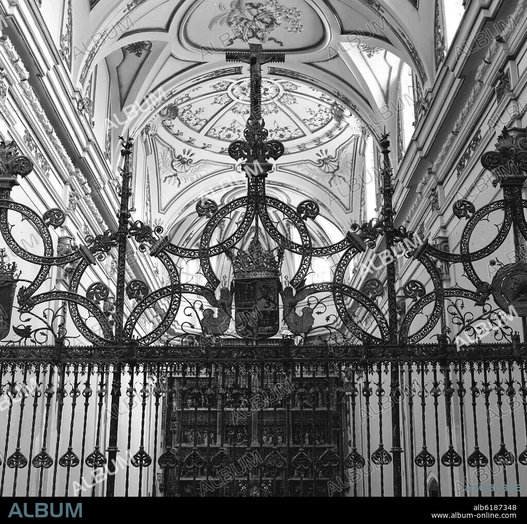 FRAY FRANCISCO DE SALAMANCA. REJA GOTICA EN EL INTERIOR DE LA IGLESIA REALIZADA ENTRE 1491 Y 1492 - HIERRO FORJADO Y POLICROMADO - FOTOGRAFIA EN BLANCO Y NEGRO - AÑOS 60.